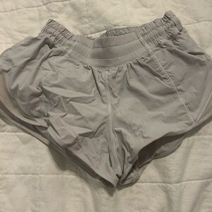 lululemon Hottie Hot 2.5 inch size 4 white shorts